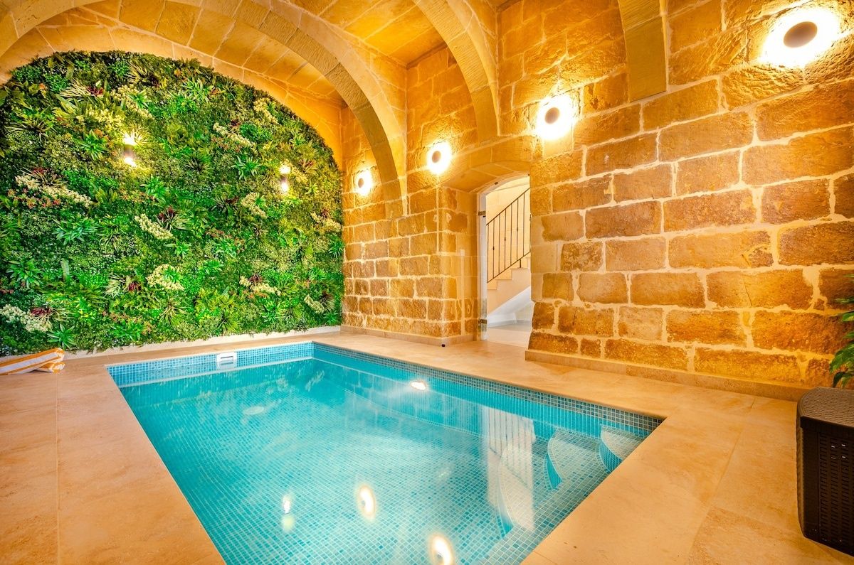 300y/o Gozo Villa: 2 pools, roof lounge, sea views