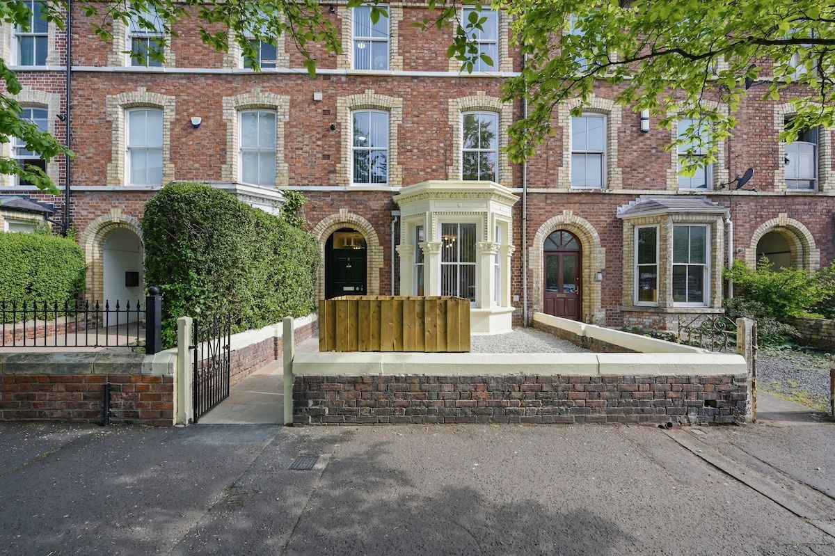 Big Group Stay 11 bedroom, 6 bathroom + 4x parking by StayByNumbers