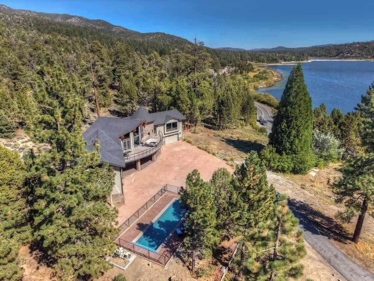 Luxury Estate: Pool, Spa, Lake Views & Game Room