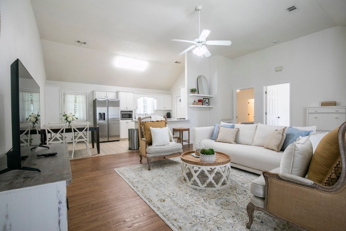 The Shiloh, 2BR Serene Home by Velvet Ditch Villas