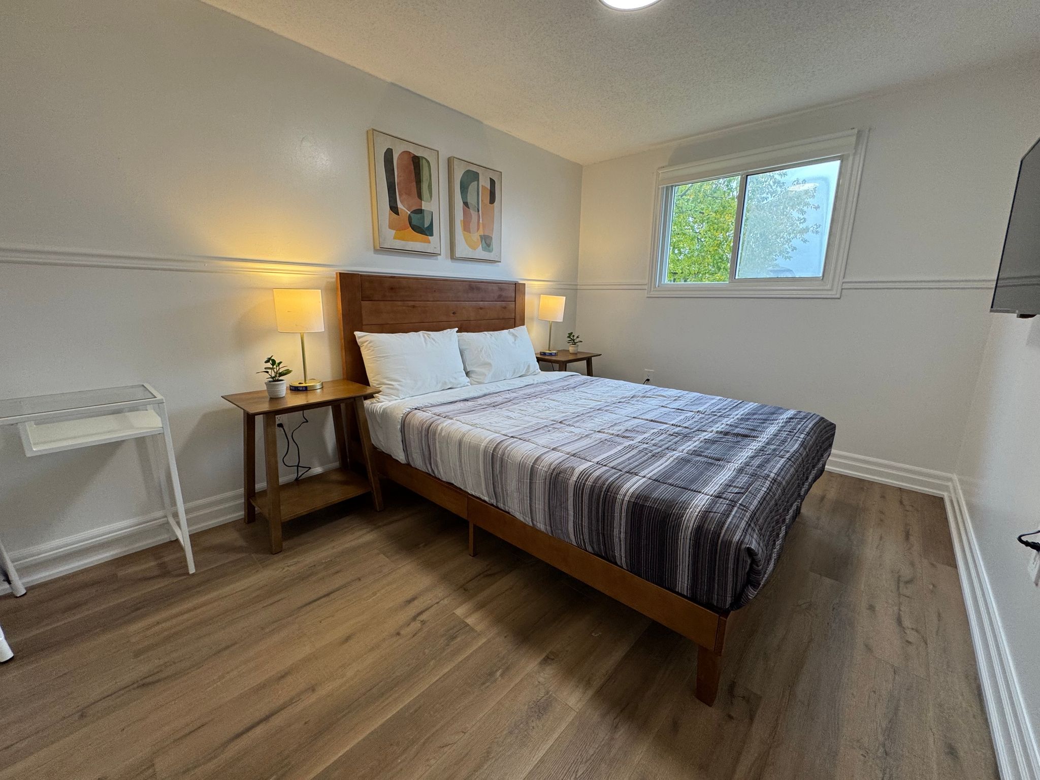 North Barrie !D Stylish and Cozy Private Bedroom with Shared Bathroom