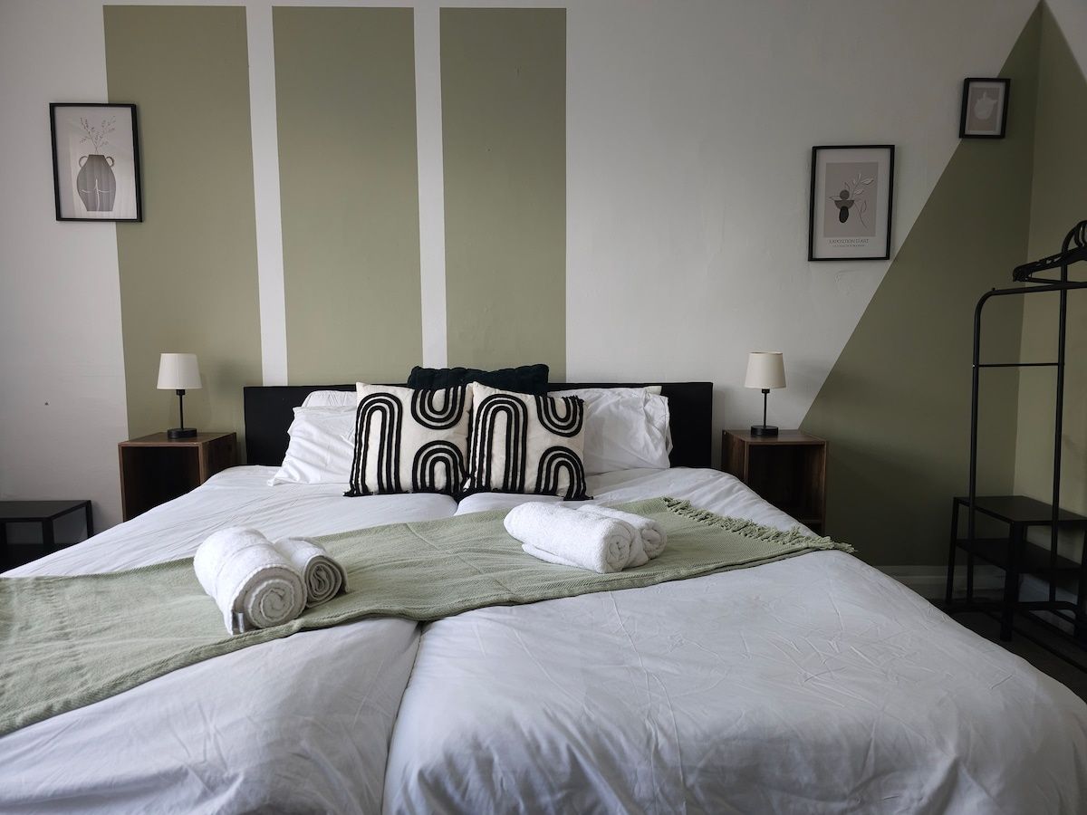 Modern 5BR House | Sleeps 10 | Close to CC | Leeds
