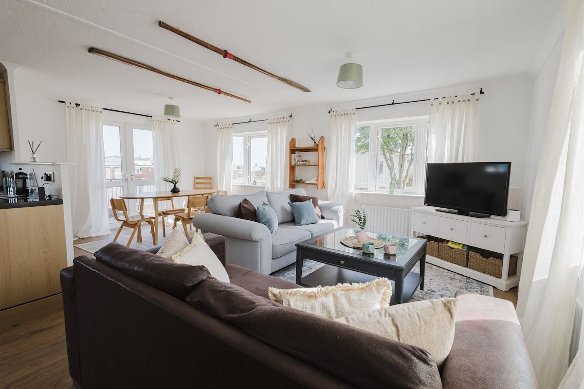 Restful Riverside Retreat
