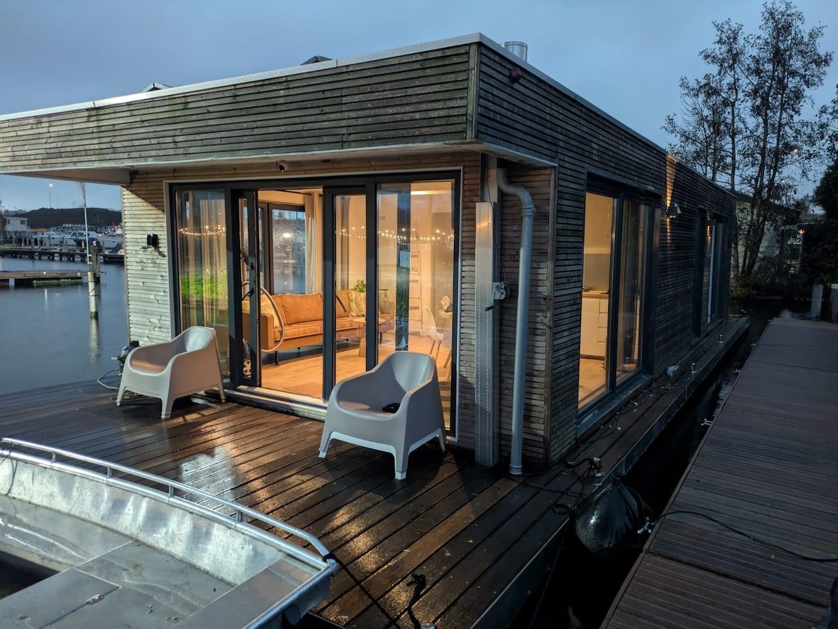 Amsterdam houseboat holiday