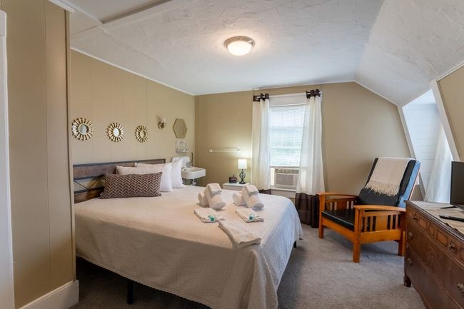 Room 11 (3rd Floor Shared Bathroom)