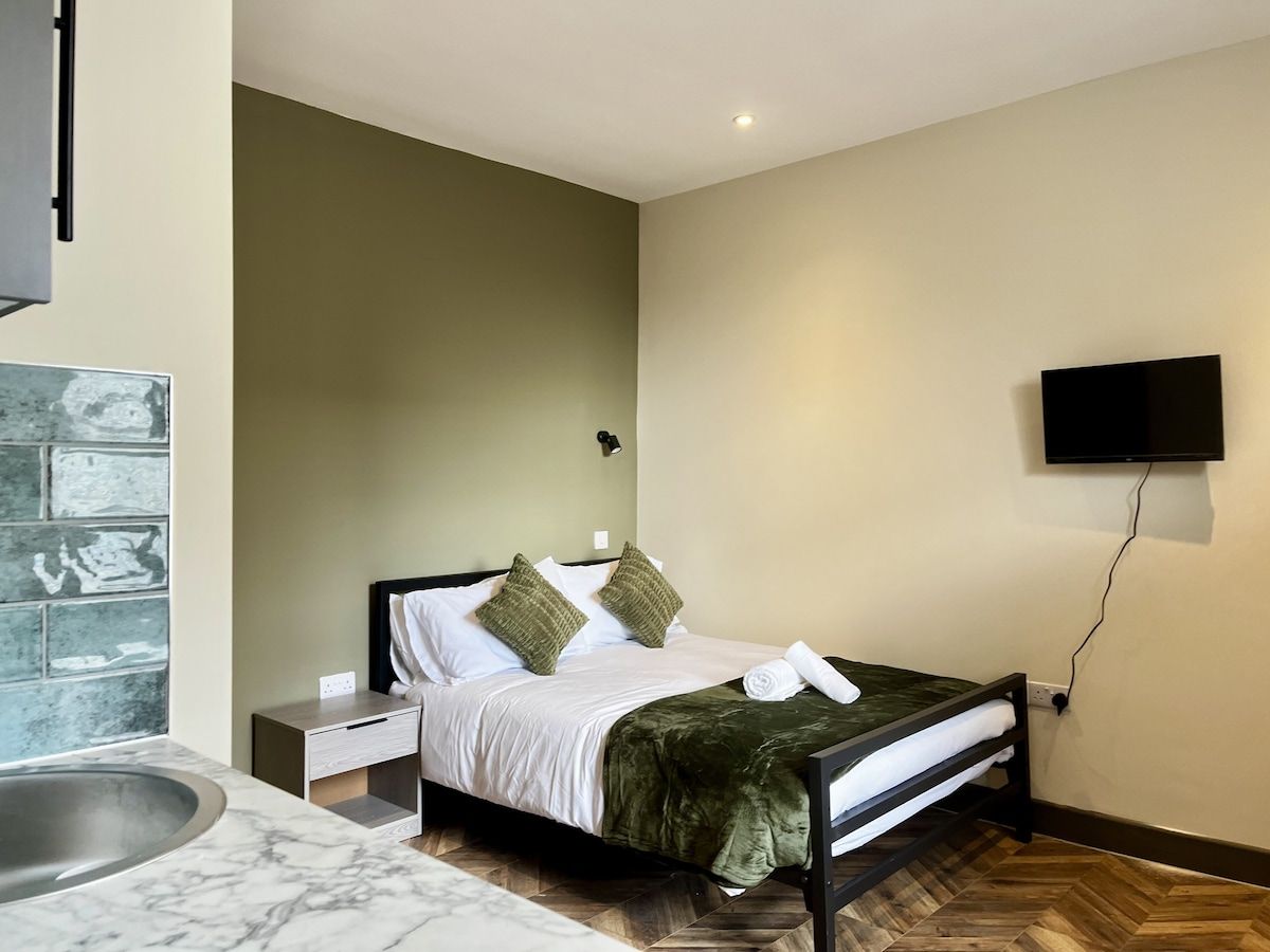 H03 Stylish Ensuite Room | TV, WiFi, Workers