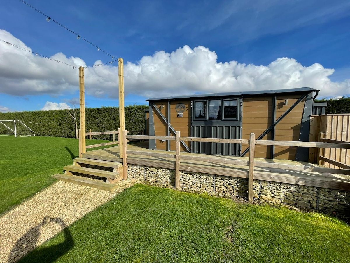 Maple Lodge - Cosy Shepherd's Hut *With Hot Tub*
