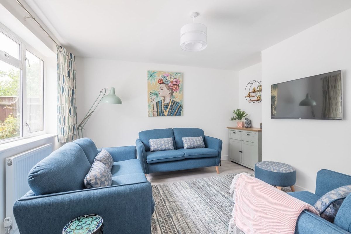 Modern Home, Sleeps 5, Free parking