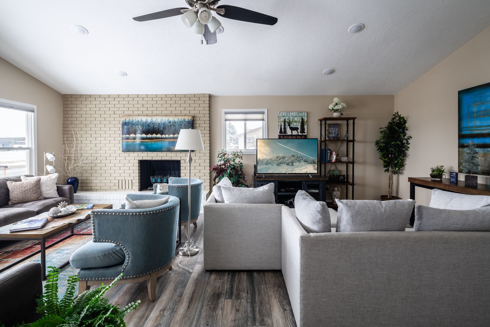 Love Lane Farmhouse: Spacious Duplex With Sunset Views
