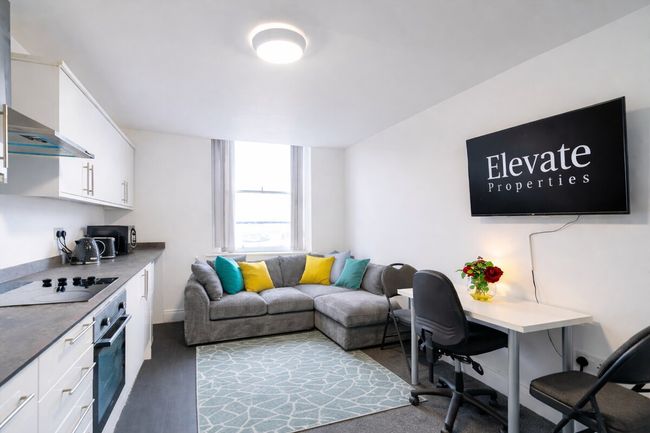 Modern Family Flat | Sleeps 6