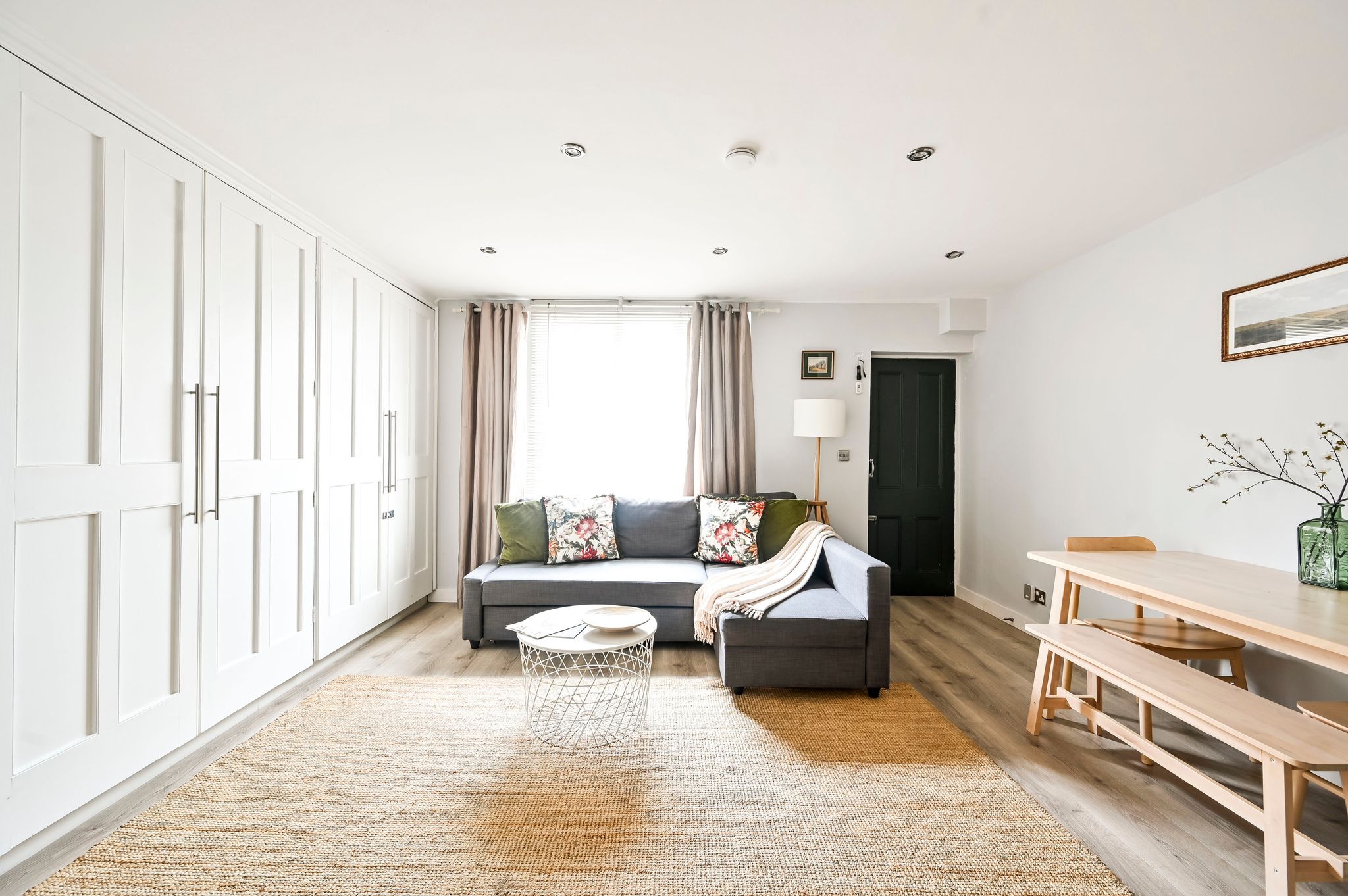 Spacious and bright just-renovated flat with patio